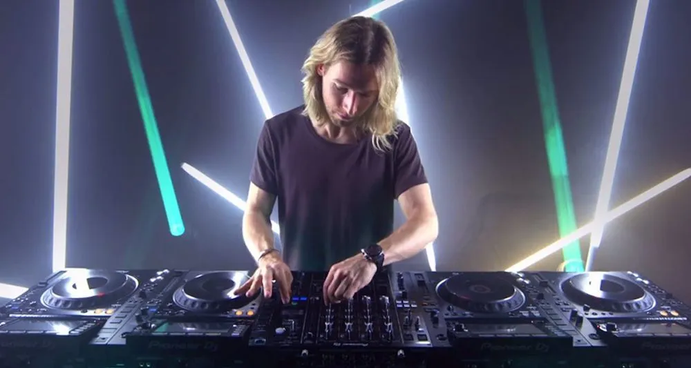 James-Zabiela-DJing